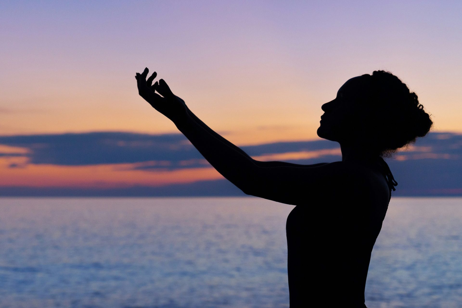 Silhouette d'une femme au coucher de soleil